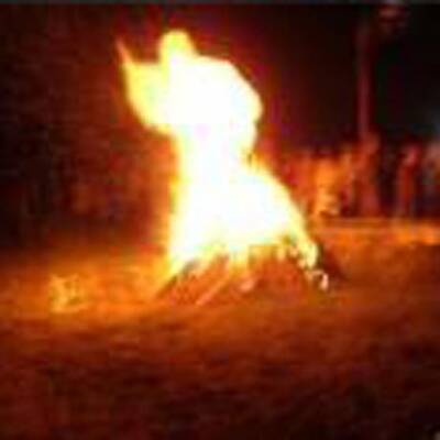 Wojtyla-Silhouette erscheint im Feuer