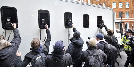 Milliardärin kauft Julian Assange frei