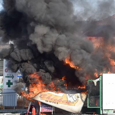 Feuerinferno beim Hendlgriller 