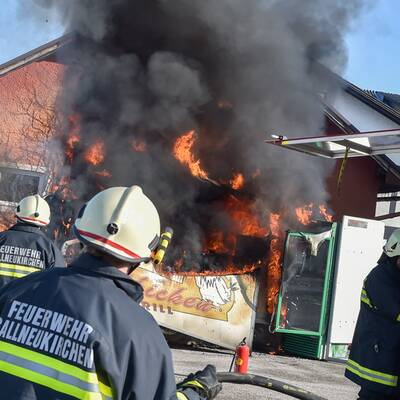 Feuerinferno beim Hendlgriller 