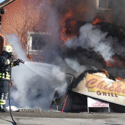 Feuerinferno beim Hendlgriller 