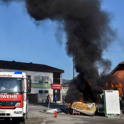Feuerinferno beim Hendlgriller 