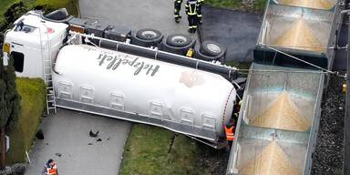 G&uuml;terzug prallte gegen Lkw.