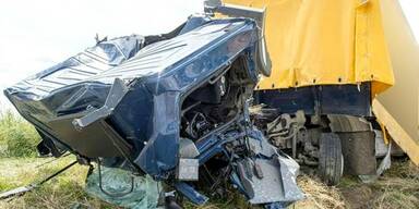 Lkw kollidiert mit Zug - 1 Schwerverletzter