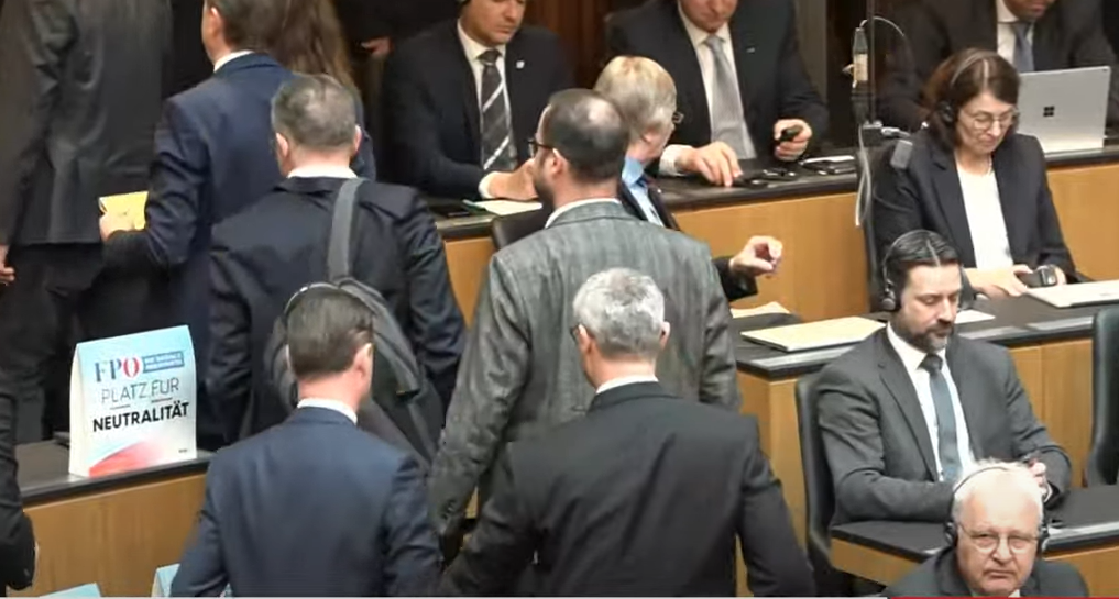 fpö verlässt saal.PNG
