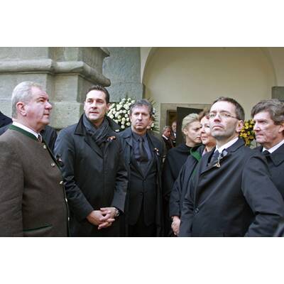 Politik und Prominenz trauern um Haider