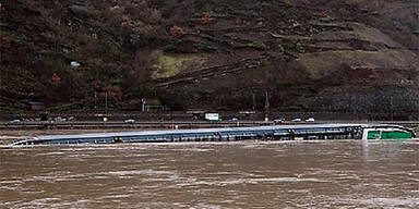 Gekenterter Schwefel-Frachter am Rhein