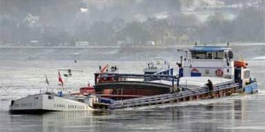Frachtschiff bei Melk auf Grund gelaufen