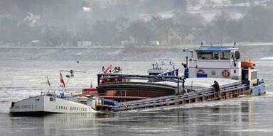Frachtschiff bei Melk auf Grund gelaufen