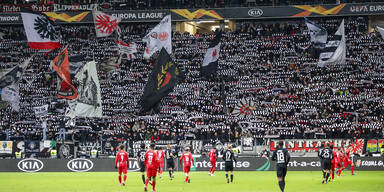 Tausende Frankfurt-Fans stürmen Salzburg