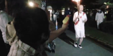 Frau mit Spritzpistole