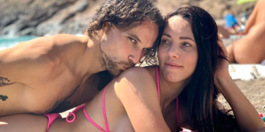 Frau stiollt ihren Mann