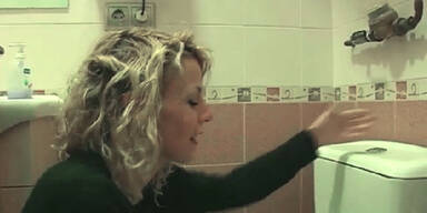 Schlange aus Toilette beißt Frau in den Po