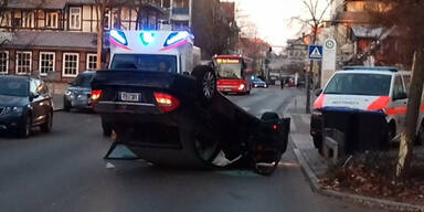 Frau &uuml;berschl&auml;gt sich beim Einparken