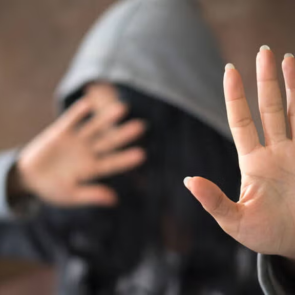 Frau (26) mit lebensgefährlichen Verletzungen aufgefunden