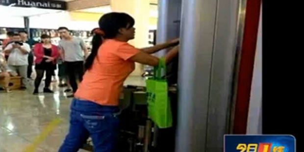 Karte geschluckt: Frau zerlegt Bankomat