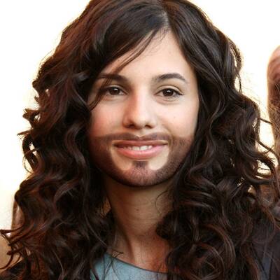 Österreichische Promi-Damen im Conchita-Look