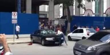 Betrogen: Frau demoliert Auto mit Hammer