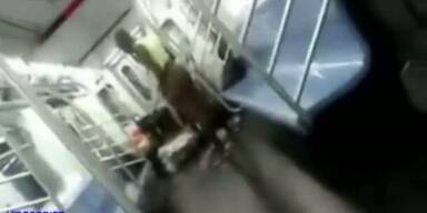 Frau nimmt halbnackt Bad in der U-Bahn