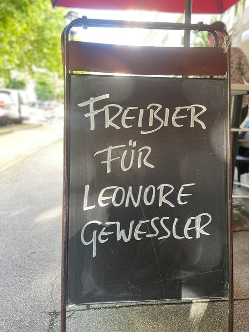 Freibier für Leonore Gewessler.