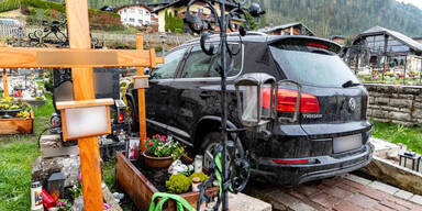 Frau blieb mit Auto auf Friedhof stecken
