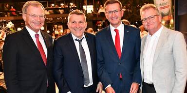 T. Stelzer, D. Hehenberger, M. Achleitner und W. Hochreiter bei der Er&ouml;ffnung.