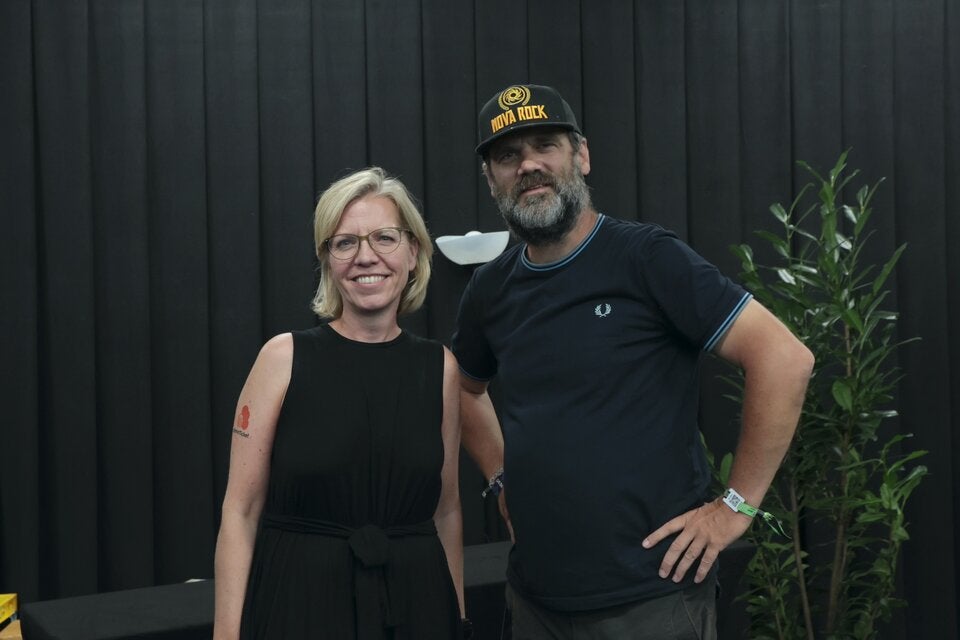 Ministerin Leonore Gewessler mit Veranstalter Harry Jenner