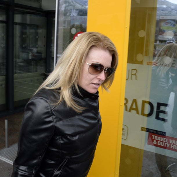 Arnie mit Freundin in Innsbruck gelandet