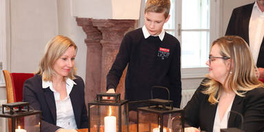 Florian Mitter übergab das Friedenlicht.