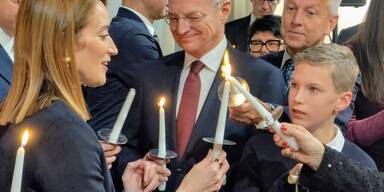 Florian übergab das Friedenslicht in Straßburg.