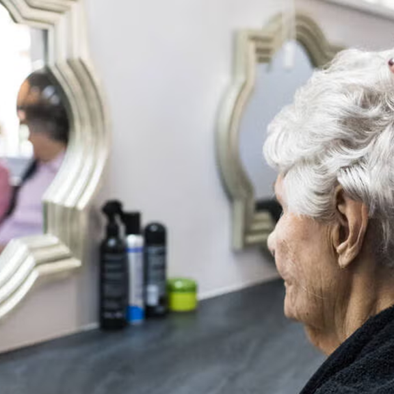 Diebstahl bei Wiener Frisör: Ältere Dame verschwunden