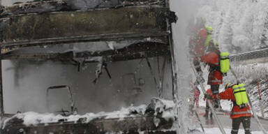 Bus auf der Tauernautobahn ausgebrannt