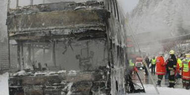 Bus auf der Tauernautobahn ausgebrannt