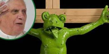 Der Papst findet das Frosch-Kruzifix nicht witzig