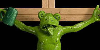 Der gekreuzigte Frosch wird zur neuen Kultstätte