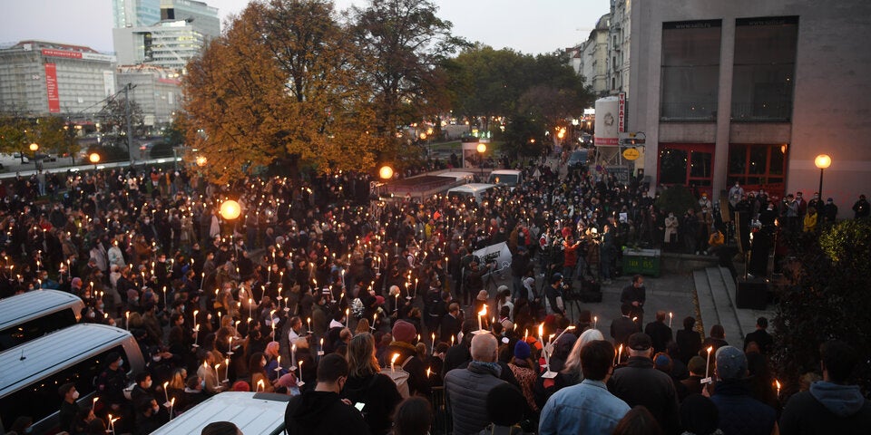 Emotionale Gedenk-Kundgebung nach Terror in Wien
