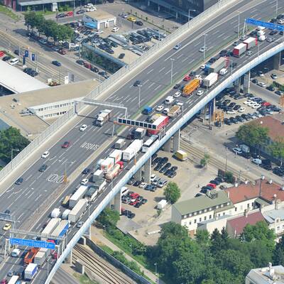 Lkw-Unfall legt A23 lahm