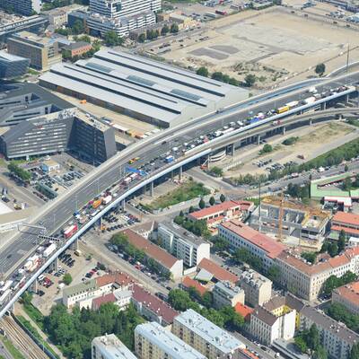 Lkw-Unfall legt A23 lahm