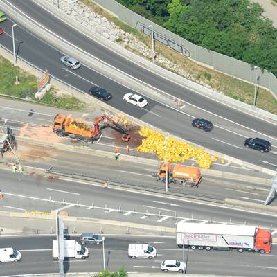 Lkw-Unfall legt A23 lahm