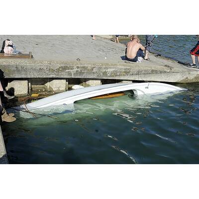 Boot kenterte: 1 Mann konnte nur tot geborgen werden