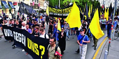 Polizisten stoppen Gegendemonstration der Linken