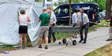 Polizei und Techniker nach dem Mord an einer Dreizehnj&auml;hrigen
