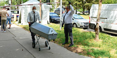 Polizei und Techniker nach dem Mord an einer Dreizehnj&auml;hrigen