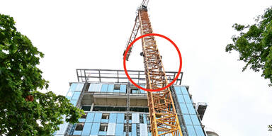 Punk klettert auf Kran