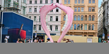 Riesen-Vagina: Skulptur in Wiener City enthüllt