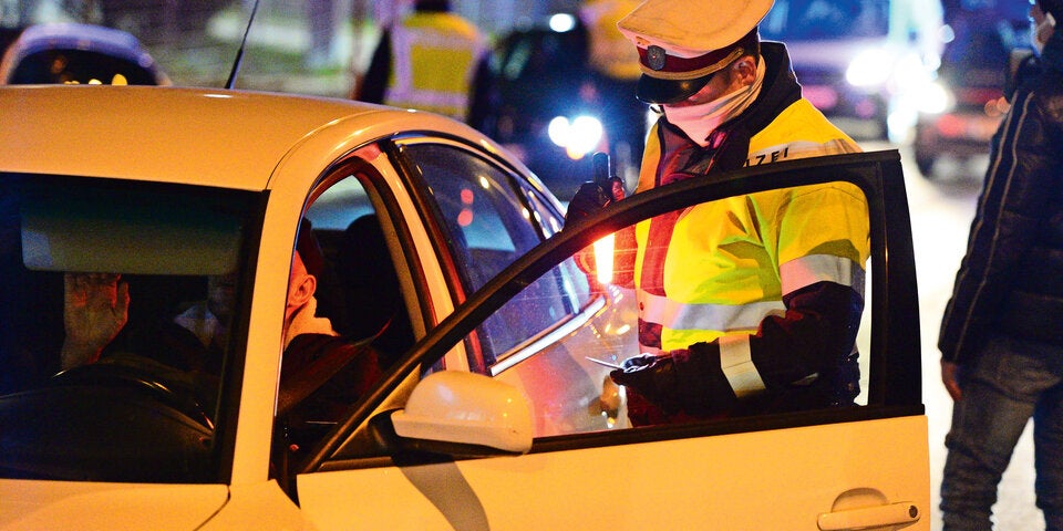 oe24 mit Polizei bei Lockdown-Razzia: Über 100 Anzeigen & mehrere Festnahmen