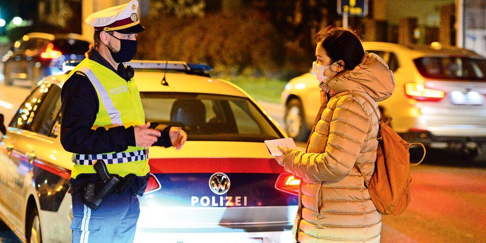 oe24 mit Polizei bei Lockdown-Razzia: Über 100 Anzeigen & mehrere Festnahmen