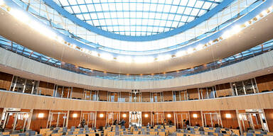 Parlament: Cabrio-Dach und umgef&auml;rbte B&auml;nke