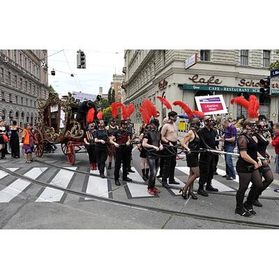 Tausende feiern Homosexuellen- und Transgender-Demo.