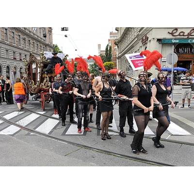 Tausende feiern Homosexuellen- und Transgender-Demo.